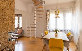Designer Maisonette With Top Central Location